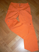 Отдается в дар брюки оранжевые и красная рубашка р.44-46