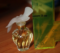 Отдается в дар Очень маленький флакончик парфюма Nina Ricci