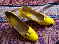 Отдается в дар солнечные туфли 40 размер