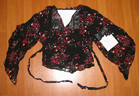 Отдается в дар Блуза оригинальная, в красно, бордово, разовые цветы. (цыганочка)