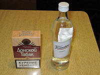 Бутылочка с алкоголем.