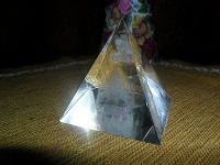 Отдается в дар Пирамидка стеклянная!