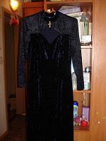 Отдается в дар бархатное вечернее платье темно-фиолетового цвета