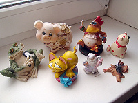 Сувенирные статуэтки: свинья-копилка, жаба с лупой, курица с ножом и вилкой, кот, дед мороз, еще раз кот и собака