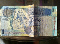 Отдается в дар Купюра в 1 ливийский динар+монеты!