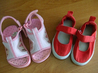 Отдается в дар летняя обувь для девочек.