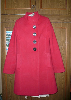 Отдается в дар Пальто женское, демисезонное, крррасное,42 размер