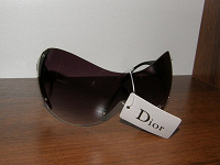 Отдается в дар солнцезащитные очки DIOR.