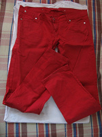 Отдается в дар красные джинсы