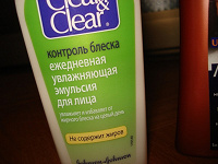 Отдается в дар Clean&clear-контроль блеска + оттеночный бальзам( цвет синий, но смотрится как черный)