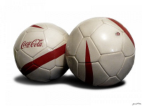 Отдается в дар Футбольный мяч (2 шт.) + игла для насоса