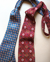 Отдается в дар Два (женских?) галстука