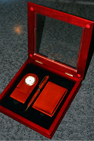 Отдается в дар Настольный набор (прибор) — часы, ручка, визитница.