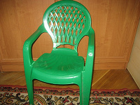 Отдается в дар Детский зеленый стульчик