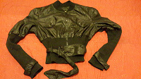 Отдается в дар Эффектная куртка под кожу на трикотажных резинках. 42 размер