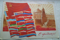 Отдается в дар открытки, посвященные Октябрьской революции. С памятниками и флагами республик.