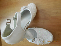 Отдается в дар Туфли для девочки белые, праздничные 28 размер.