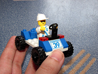 Отдается в дар Конструктор типа Лего Машинка с человечком