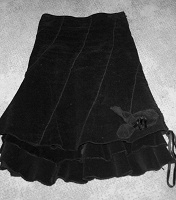 Отдается в дар Длинная черная юбка. оригинальная и красивая.