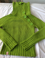 Отдается в дар Зеленый фирменный свитер с большим воротником