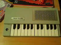 Отдается в дар лихие 90-е: игрушечное пианино «малыш»