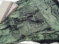 Отдается в дар Огромный новый платок-палантин родом с Бали в коробке