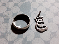 Отдается в дар Серебряный панда-мишка и кольцо.