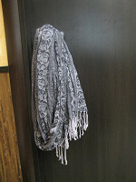 Отдается в дар жіночий шарф сірий