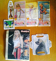 Отдается в дар Наклейки Barbie и Shakira, карточка-переливашка Мадагаскар в коллекцию.