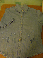 Отдается в дар Джинсовая рубашка с вышивкой и короткими рукавами.