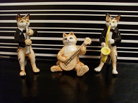 Отдается в дар фарфоровые коты-музыканты