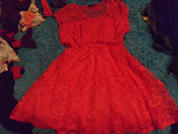 Отдается в дар Красное гипюровое платье размер 50, ремень не дарится