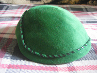 Отдается в дар зеленая винтажная шляпка (фетр)