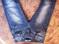 Отдается в дар Женские джинсы с «потертостями»