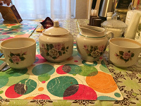 2 чашки, молочник и сахарница