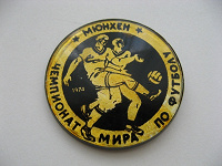 Отдается в дар Значок футбольный из СССР, 1974 год