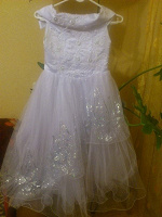 Замечательное белое платье для маленькой принцессы