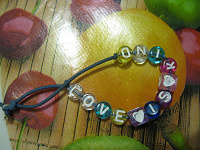 Отдается в дар браслетик детский «Love is kind»