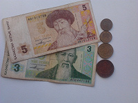 Отдается в дар Казахстанские банкноты тенге и монетки тиынки 1993