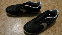 Отдается в дар спортивная обувь(для футбола?)
