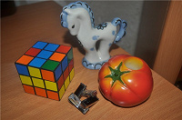 Отдается в дар Мелочи: Конь, кулон, кубик Рубика, подставка под зубочистки