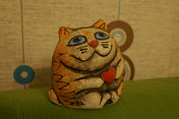 Отдается в дар Глиняная статуэтка «Котик с сердцем»