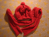 Отдается в дар Красные шапка и шарф шерстяные (оч. теплые)