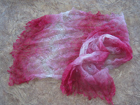 Отдается в дар Вязаный шарф-шаль ручной работы и шелковый платочек.
