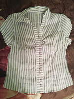 Отдается в дар Две женские рубашки с коротким рукавом. Размер 46-48.