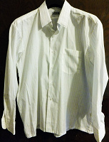 Отдается в дар Мужская рубашка белая с тонкими вертикальными полосками, р.L