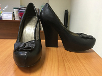 Отдается в дар Женские туфли 35-36 размера на каблуке черные