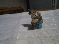Отдается в дар Маленькая фигурка котенка в лукошке