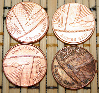 Отдается в дар 4 монетки по 1 пенни (новые пенни с частью герба)