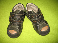 Отдается в дар детская обувь на 2-4 года.
